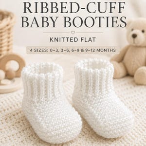 Op de afbeelding: Een paar witte gebreide babyslofjes met geribbelde boorden. De tekst luidt: MK Crafts UK, CLASSIC RIBBED-CUFF BABY BOOTIES, KNITTED FLAT, 4 SIZES: 0-3, 3-6, 6-9 & 9-12 MONTHS, PATTERN NO. KNTBT 002. De slofjes hebben een gestructureerd breipatroon.