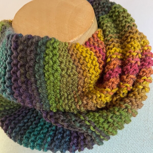 Hand made knitted snood pepper
