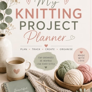 Peut inclure: Un carnet de projet de tricot avec le texte My KNITTING PROJECT Planner, Plan Track Create Organise, Stay Organized Be Inspired Love Every Stitch, Made With Love, et Beautiful Things Take Time. Inclut des pelotes, aiguilles et une tasse.