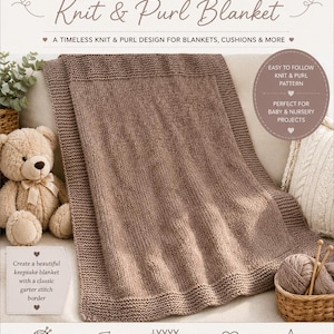 Könnte beinhalten: Eine Strickanleitung mit dem Titel Simple Border Knit & Purl Blanket. Das Dokument enthält Text, eine braune Strickdecke mit kraus rechts gestricktem Rand, einen Teddybären und einen Korb mit Garn. Es gibt DK-Garn und 5,5-mm-Nadeln an.