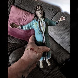 30cm bemalte Exorzist schwebende Regan Wand Statue