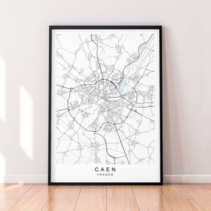Può includere: Una stampa di mappa in bianco e nero di Caen, Francia. La mappa mostra le strade e le vie navigabili della città. Il nome della città e il paese sono stampati in fondo alla mappa.
