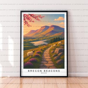 Puede incluir: Impresión artística enmarcada de los Brecon Beacons en Gales. El paisaje muestra un camino de piedra, ovejas y colinas bajo un cielo colorido. Incluye el texto "BRECON BEACONS WALES".
