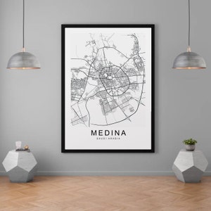 Può includere: Stampa di una mappa della città di Medina, in Arabia Saudita, in bianco e nero, in una cornice nera. La mappa mostra le strade e i monumenti della città.
