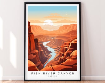 Può includere: Un'illustrazione colorata del Fish River Canyon in Namibia. Il canyon è una profonda e stretta gola con un fiume sinuoso sul fondo. Il sole tramonta in lontananza, proiettando un bagliore caldo sul paesaggio.