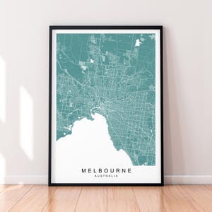 Peut inclure: Une impression de carte de Melbourne, en Australie, en bleu sarcelle et blanc, avec un cadre noir. La carte montre les rues et les voies navigables de la ville.
