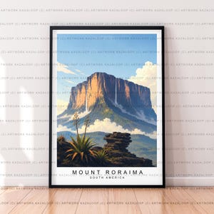 Può includere: Una stampa artistica incorniciata raffigurante il Monte Roraima in Sud America, con una montagna dalla cima piatta, cascate, nuvole e piante desertiche in primo piano. Il testo "MOUNT RORAIMA SOUTH AMERICA" è stampato nella parte inferiore.