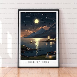 Può includere: Una stampa artistica incorniciata raffigura una scena costiera notturna. L'opera presenta una luna piena, un cielo stellato e un mare calmo che riflette la luce della luna. Un faro e piccoli edifici sono sulla riva, con il testo "Isle of Mull Scotland".