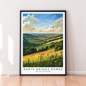 Puede incluir: Un póster de paisaje que presenta una vista de colinas verdes onduladas y un cielo azul con nubes blancas esponjosas. El póster tiene el texto "North Wessex Downs, United Kingdom" en la parte inferior.