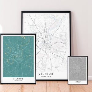 Puede incluir: Tres mapas enmarcados de Vilnius, Lituania. Los mapas son de diferentes estilos y colores. El mapa superior es en blanco y negro, el mapa del medio es en verde azulado con acentos dorados y el mapa inferior es en gris.
