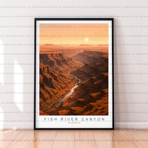Könnte beinhalten: Gerahmter Kunstdruck mit einer malerischen Ansicht des Fish River Canyon in Namibia. Das Kunstwerk zeigt einen tiefen Canyon mit einem Fluss, der sich hindurchschlängelt, unter einem Sonnenuntergangshimmel. Der Druck hat einen schwarzen Rahmen und den Text "FISH RIVER CANYON NAMIBIA".
