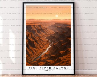 Può includere: Stampa artistica incorniciata con una vista panoramica del Fish River Canyon in Namibia. L'opera raffigura un canyon profondo con un fiume che lo attraversa, sotto un cielo al tramonto. La stampa ha una cornice nera e il testo "FISH RIVER CANYON NAMIBIA".