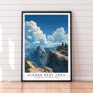 Op de afbeelding: Een ingelijste kunstdruk met een landschap van Yosemite National Park. Het kunstwerk toont een bergketen, kliffen en witte wolken tegen een blauwe lucht. De tekst "CLOUDS REST TRAIL" en "YOSEMITE NATIONAL PARK" staan onderaan.