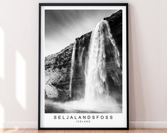 Pode incluir: Impressão emoldurada em preto e branco da cachoeira Seljalandsfoss na Islândia. A imagem captura a água em cascata e as falésias acidentadas. A impressão inclui o texto "SELJALANDSFOSS ICELAND" na parte inferior.