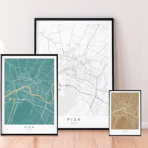 Può includere: Tre mappe incorniciate di Pisa, Italia. Le mappe sono di colori diversi: verde acqua, bianco e marrone. Le mappe mostrano le strade e i monumenti della città.
