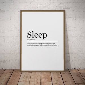 Könnte beinhalten: Ein schwarz-weißer druckbarer Wandkunstdruck mit dem Wort "Sleep", definiert als "Etwas, das stark unterschätzt wird, bis man nicht genug davon hat. Das Lieblingshobby aller."