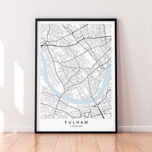 Op de afbeelding: Een zwart-witte kaartprint van Fulham, Londen. De kaart toont de straten en de Theems. De titel "FULHAM LONDON" staat onderaan de kaart gedrukt.
