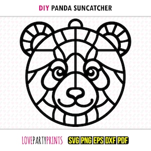 Può includere: Design di acchiappasole panda fai-da-te in bianco e nero. Il volto del panda è diviso in forme geometriche, con il testo "DIY PANDA SUNCATCHER" in alto e "LOVEPARTYPRINTS" e icone del tipo di file in basso.