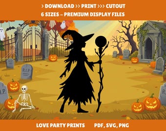 Pode incluir: Uma silhueta preta de uma bruxa segurando um cajado com um orbe redondo, contra um cenário de cemitério de Halloween com abóboras, lápides e um esqueleto. Texto: DOWNLOAD >> PRINT >>> CUTOUT, 6 SIZES – PREMIUM DISPLAY FILES, LOVE PARTY PRINTS, PDF, SVG, PNG.