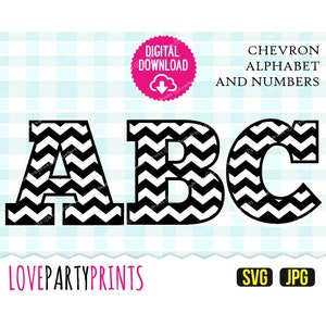 Op de afbeelding: Zwarte en witte letters A, B en C met chevron-patroon. De letters zijn zwart omlijnd en hebben een witte achtergrond. De tekst "CHEVRON ALPHABET AND NUMBERS" staat boven de letters. De tekst "LOVEPARTYPRINTS" staat onder de letters. De tekst "SVG JPG" staat in de rechterbenedenhoek van de afbeelding.