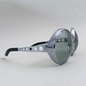 Vintage 1970’s Silhouette Austria Sunglasses in Silver, Mod Futuristic Space Age Vintage SILHOUETTE Oversize Sunglasses 70s Metal Frame Blue  main image 4