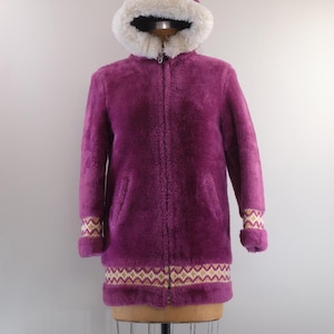 Op de afbeelding: Een witte keramische mok met een zwart handvat en de tekst "But First, Coffee" in een zwarte, vette letter. De mok staat op een wit oppervlak. De mok is ongeveer 10 cm hoog.