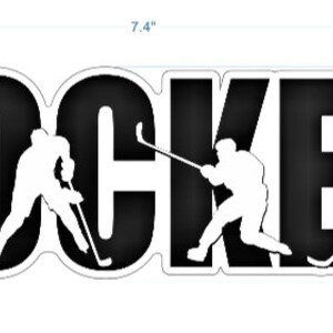 以下が含まれることがあります： 黒と白のシルエットのステッカーで、ホッケーの選手が「HOCKEY」という文字を大きく書いています。ステッカーの幅は7.4インチ、高さは2.5インチです。
