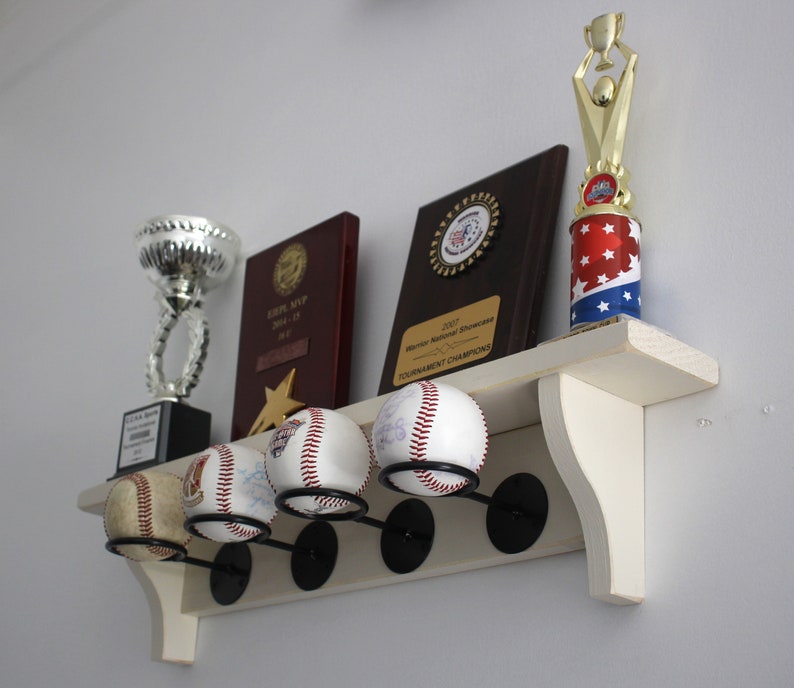 Présentoir de baseball, étui, support, support, cadeau pour entraîneur de baseball, joueur, étagère pour trophées, décoration murale de baseball, anniversaire de baseball, déco de Mancave de baseball Holds 4 BBLLS - Wht