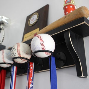 Présentoir de baseball, étui, support, support, cadeau pour entraîneur de baseball, joueur, étagère pour trophées, décoration murale de baseball, anniversaire de baseball, déco de Mancave de baseball Holds 4 BBLLS - Blk