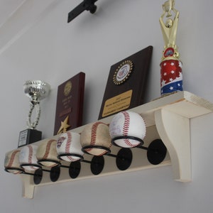 Présentoir de baseball, étui, support, support, cadeau pour entraîneur de baseball, joueur, étagère pour trophées, décoration murale de baseball, anniversaire de baseball, déco de Mancave de baseball Holds 6 BBLLS - Wht