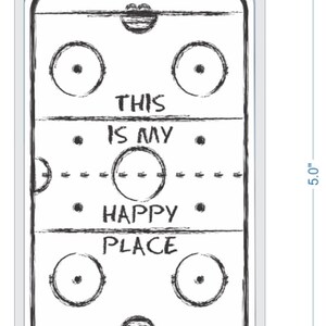 以下が含まれることがあります： 「This is my happy place」というテキストが書かれた、黒と白のホッケーリンクのイラスト。画像は幅7.6cm、高さ12.7cmです。