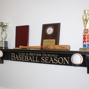 Présentoir de baseball, étui, support, support, cadeau pour entraîneur de baseball, joueur, étagère pour trophées, décoration murale de baseball, anniversaire de baseball, déco de Mancave de baseball BBLL SZN w/ 2 BBLLS