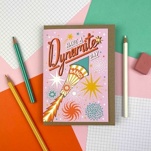 Geniet van een Dynamite-dag! A6-verjaardagskaart vuurwerk