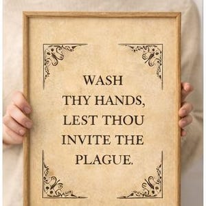 Puede incluir: Un cartel enmarcado con una estética vintage. El texto dice: «LÁVATE LAS MANOS, NO INVITES LA PLAGA». El cartel tiene adornos decorativos en las esquinas y un fondo de papel cálido y envejecido.