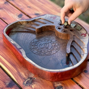 Bandeja de dados personalizada, madera maciza y epoxi.