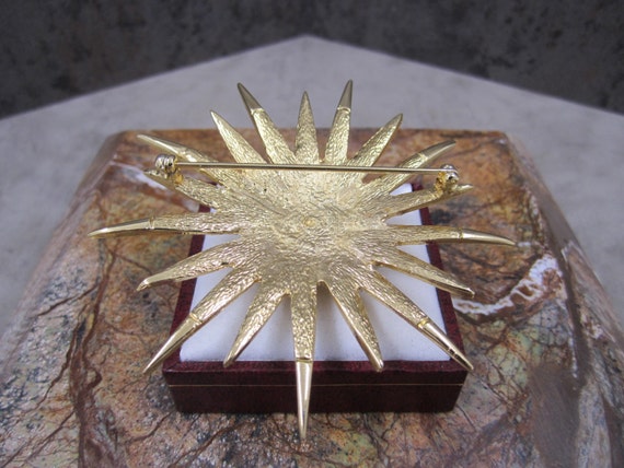 Beautiful gold plated sunburst brooch with a clus… - image 2