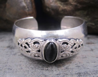 Gorgeous silver cuff with  black onyx  oval  stone