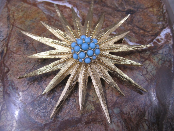 Beautiful gold plated sunburst brooch with a clus… - image 1