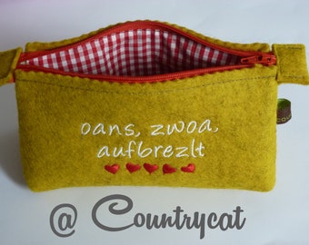 Kosmetiktäschchen "oans, zwoa, aufbrezlt" curry/rot, Felt, Accessory, Tasche, Filz, Geschenk, handgemacht