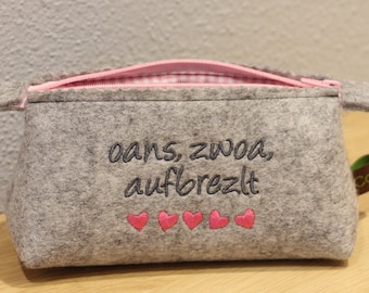 Kosmetiktasche "oans, zwoa, aufbrezlt" hellgrau/rosa, Schminktäschen, Schminktasche, Felt, Accessory, Tasche, Filz, Geschenk, handgemacht