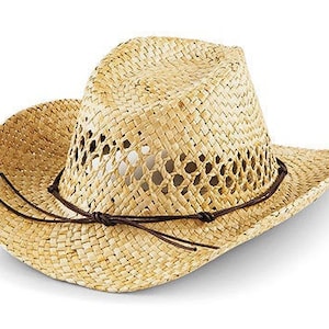 Könnte beinhalten: Ein Strohhut im Cowboy-Stil mit einem braunen Lederband und einem gewebten Muster. Der Hut hat eine breite Krempe und eine hohe Krone.