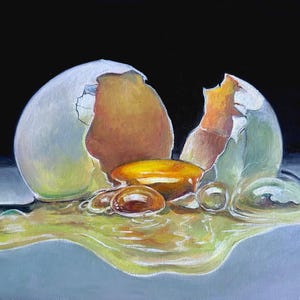 Könnte beinhalten: Ölgemälde eines zerbrochenen Eis mit einem hellgelben Eigelb, das herausfließt. Die Eierschale ist weiß und hellbraun, vor einem dunklen Hintergrund und einer hellgrauen Oberfläche. Das Eigelb ist von klarem Eiweiß umgeben.