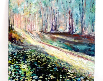 Puede incluir: Una pintura que representa una escena de bosque con un camino que lleva a un estanque. Los árboles están pintados en tonos de azul, verde y morado, y el estanque está lleno de nenúfares. La pintura tiene una calidad de ensueño y etérea.