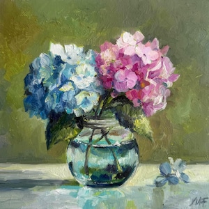 Pode incluir: Pintura a óleo de um vaso de vidro cheio de hortênsias azuis e rosas. As flores estão em plena floração, com folhas verdes exuberantes. Algumas pétalas caídas repousam sobre a superfície branca. O fundo é verde suave.