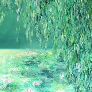 Puede incluir: Una pintura de un estanque con nen&uacute;fares y follaje verde. Los nen&uacute;fares son rosados y blancos y el follaje es de un verde vibrante.
