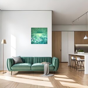 Puede incluir: Una pintura verde y blanca de un estanque con nen&uacute;fares y flores. La pintura est&aacute; enmarcada y colgada en una pared blanca en una sala de estar.