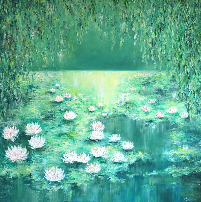 Puede incluir: Una pintura de un estanque con nen&uacute;fares blancos y nen&uacute;fares verdes. El estanque est&aacute; rodeado de &aacute;rboles verdes y el agua refleja la luz.