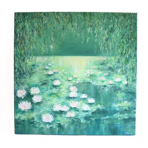 Puede incluir: Una pintura de un estanque con nen&uacute;fares blancos y nen&uacute;fares verdes. El estanque est&aacute; rodeado de &aacute;rboles verdes y el agua es de color verde azulado claro.