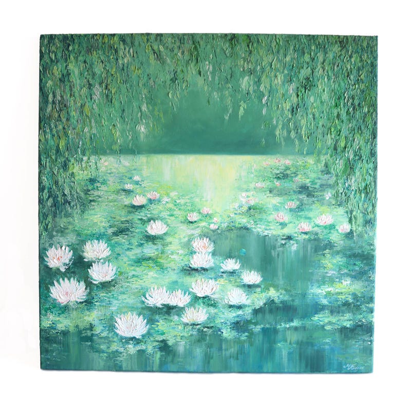 Puede incluir: Una pintura de un estanque con nen&uacute;fares blancos y nen&uacute;fares verdes. El estanque est&aacute; rodeado de &aacute;rboles verdes y el agua es de color verde azulado claro.