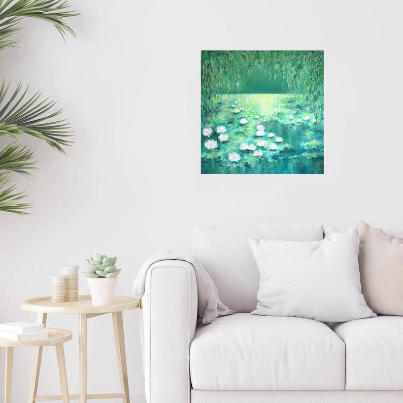 Puede incluir: Una pintura de un estanque con nen&uacute;fares blancos y nen&uacute;fares verdes. El agua es de color azul verdoso claro y los nen&uacute;fares son de un verde m&aacute;s oscuro. Los nen&uacute;fares son blancos con centros amarillos. La pintura est&aacute; realizada en un estilo realista.